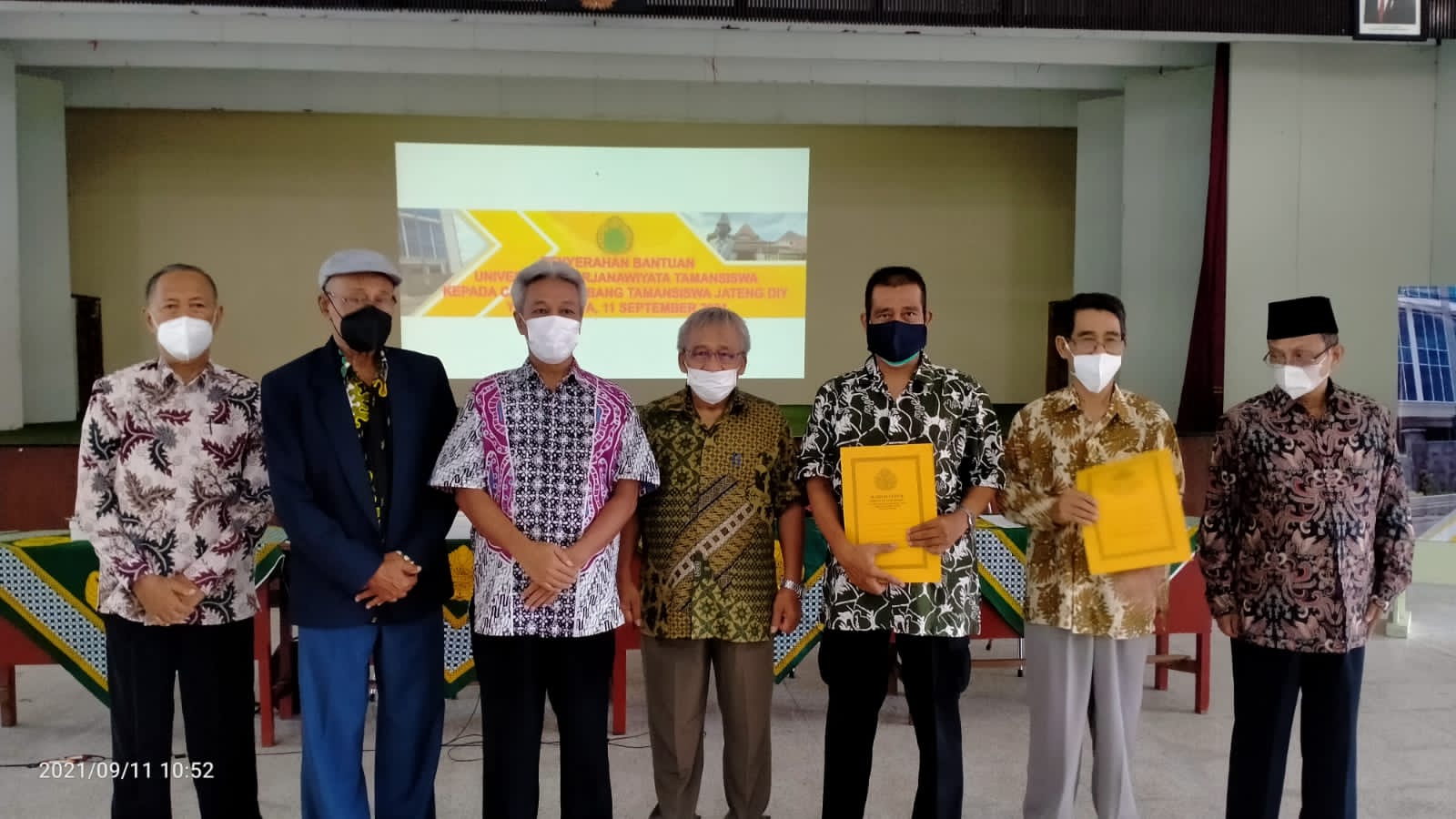 Foto penyerahan sertifikat di Ruang Senat Gedung UST Pusat